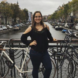 Meet your Posher, Larissa